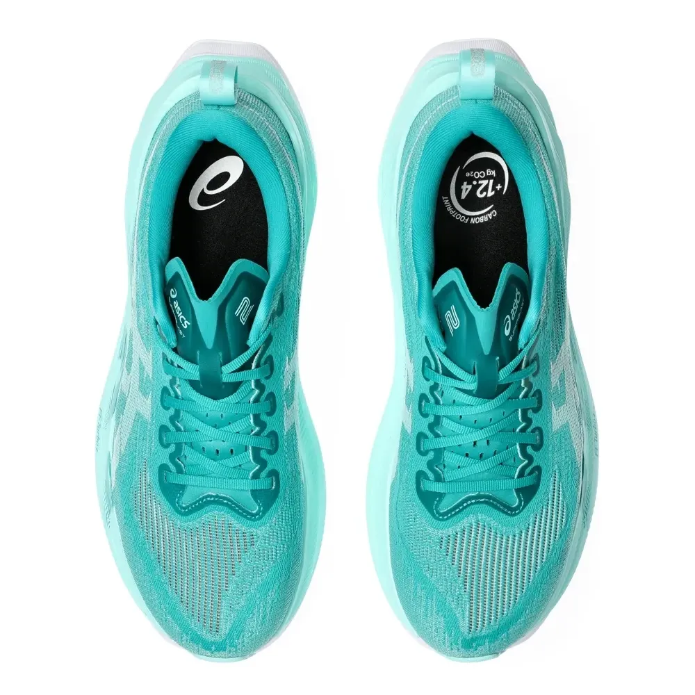 Visão superior do par ASICS SUPERBLAST 2 mostrando cadarços e palmilhas